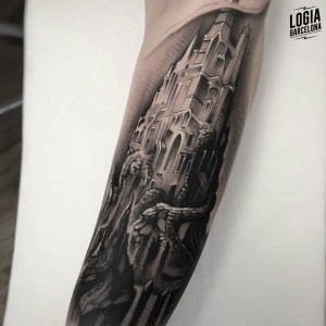 tatuaje_brazo_castillo_pablo_munilla_logiabarcelona 
